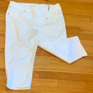 NWT Chico’s Cropped Pull-on Capris. Size 1 (L)